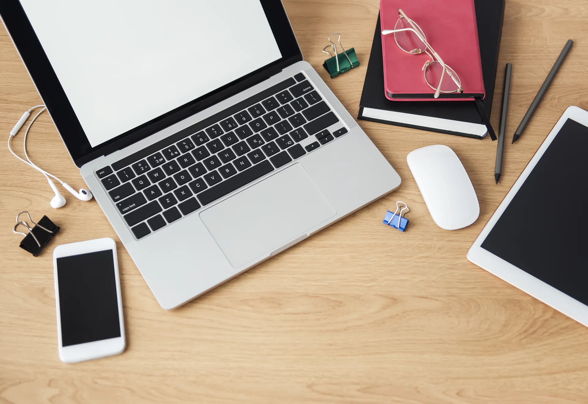 Computer, tablet e smartphone disponibili per il lavoro aziendale