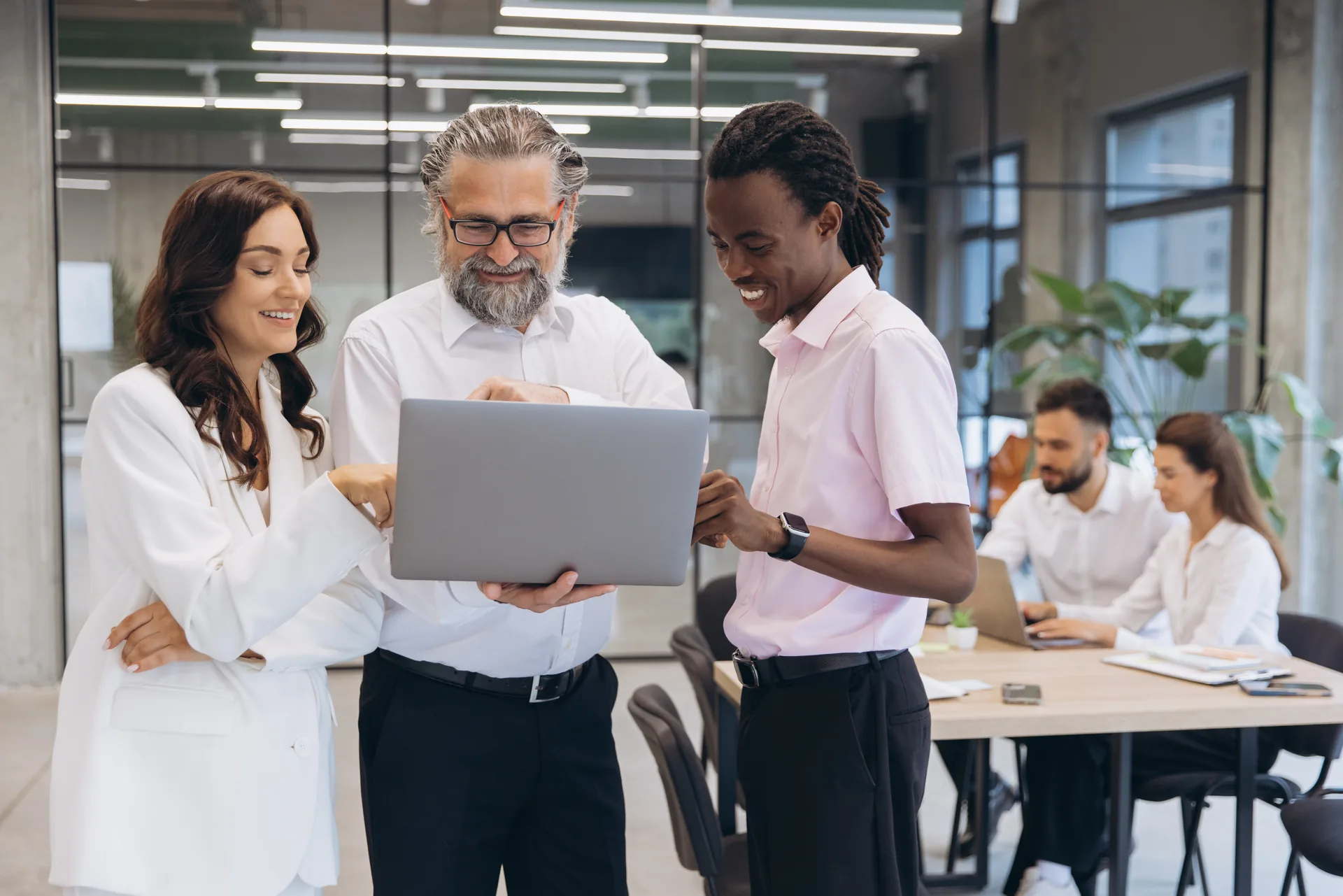 Professionisti che collaborano intorno a un computer