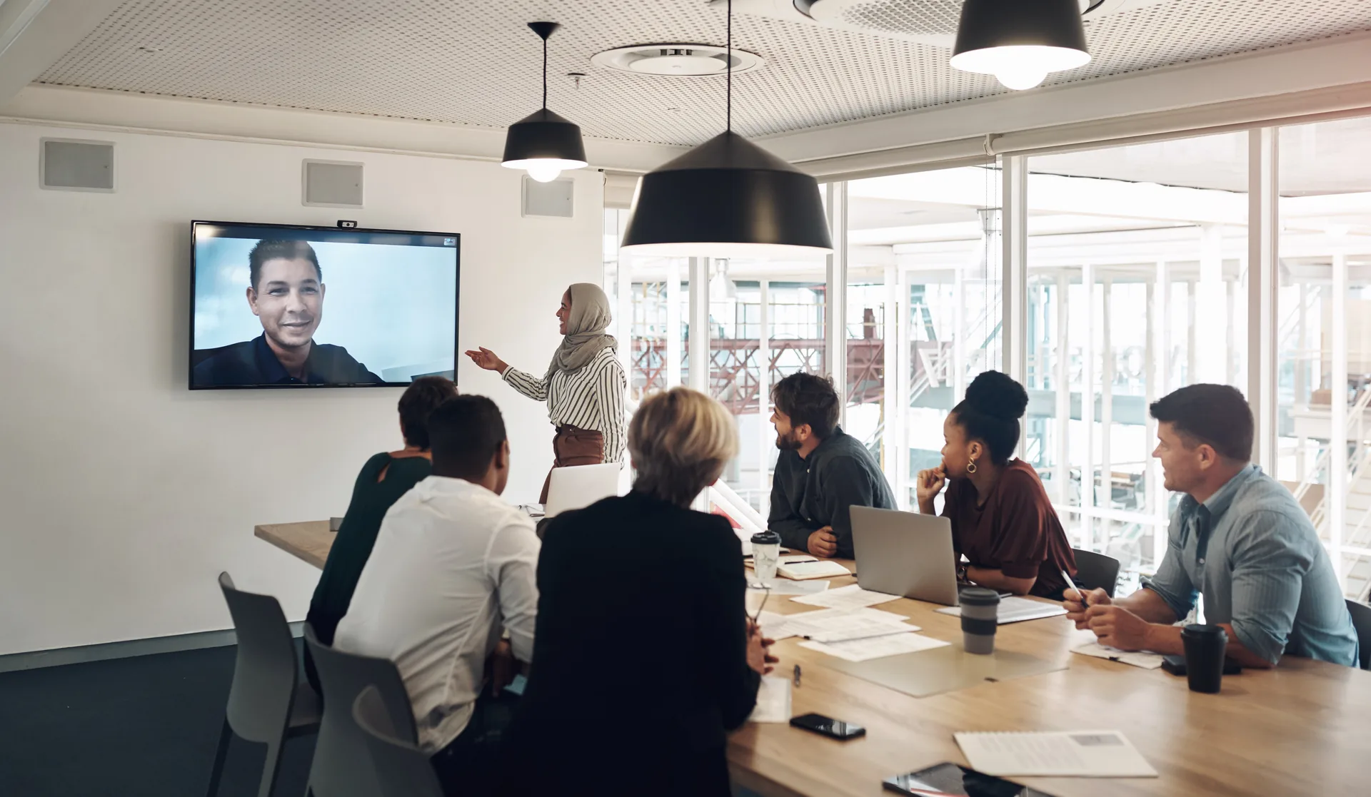Team aziendale in videoconferenza con un collega remoto